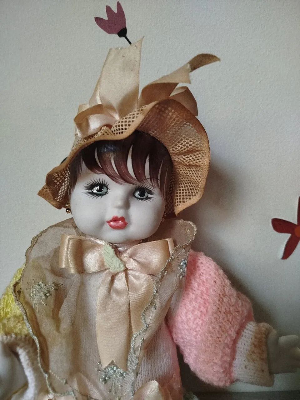 Boneca porcelana, com chapéu  - Foto 2
