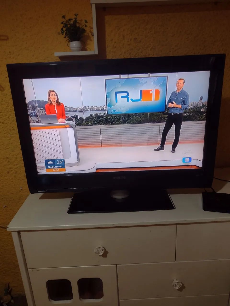 Vendo tv LCD Philips 32 polegadas modelo antigo pesada não é smart mas muito boa! - Foto 2