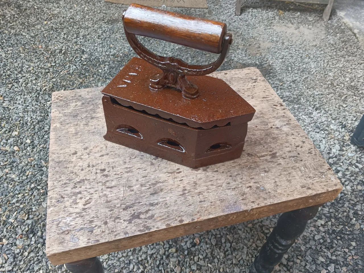Ferro de passar antigo