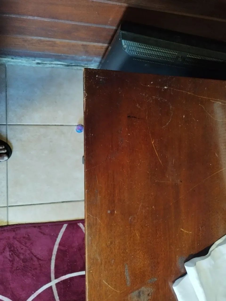 Mesa de madeira maciça com pé movel