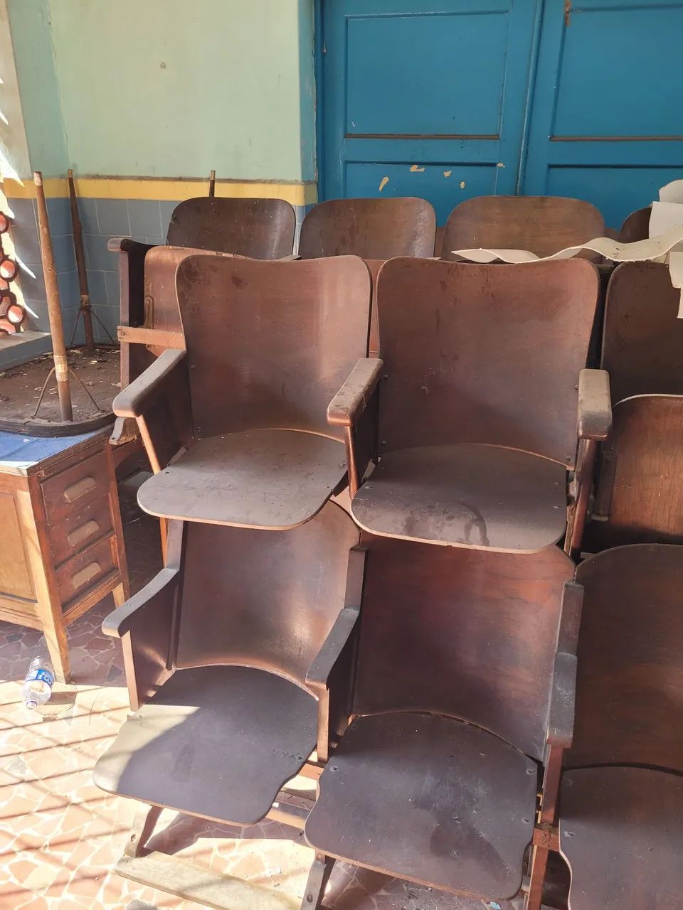 Cadeira clássica de cinema de madeira antiga - Foto 5