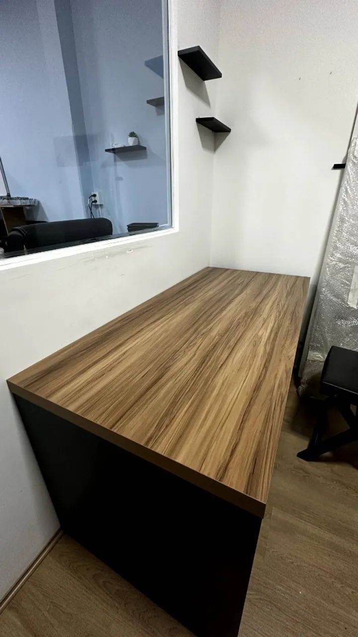 mesa de escritorio grande  com base em madeira , excelente estado  - Foto 5