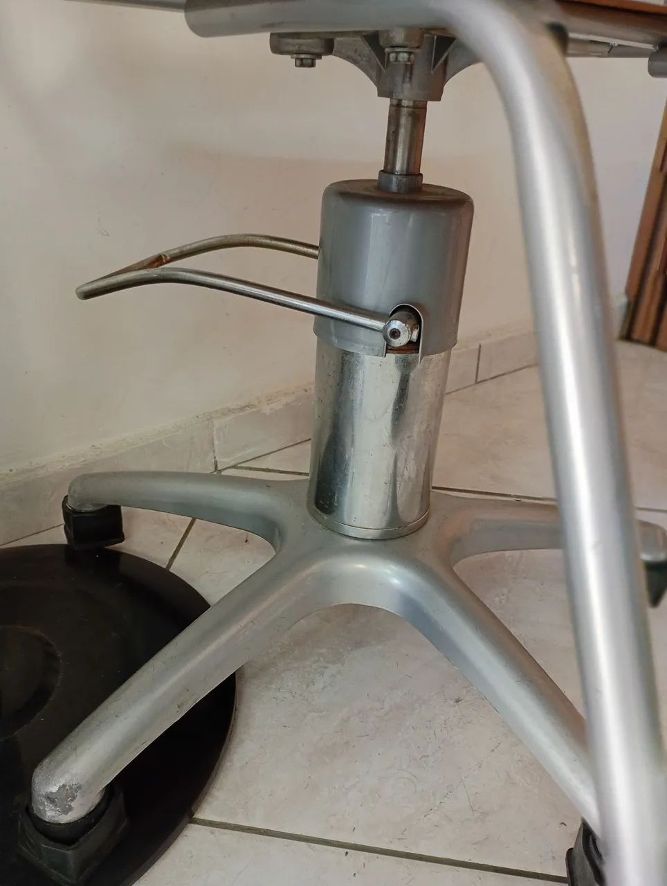 Vendo cadeiras hidráulicas - Foto 2