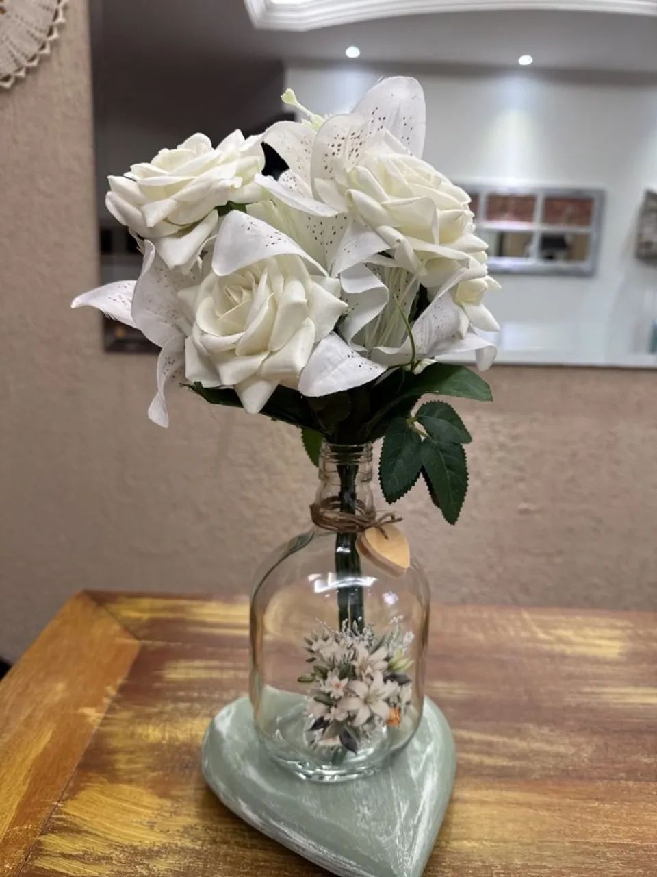 vaso de flores com base de coração
