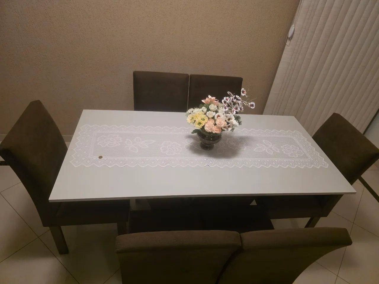 Vendo mesa com 6 cadeiras muito nova - Foto 5