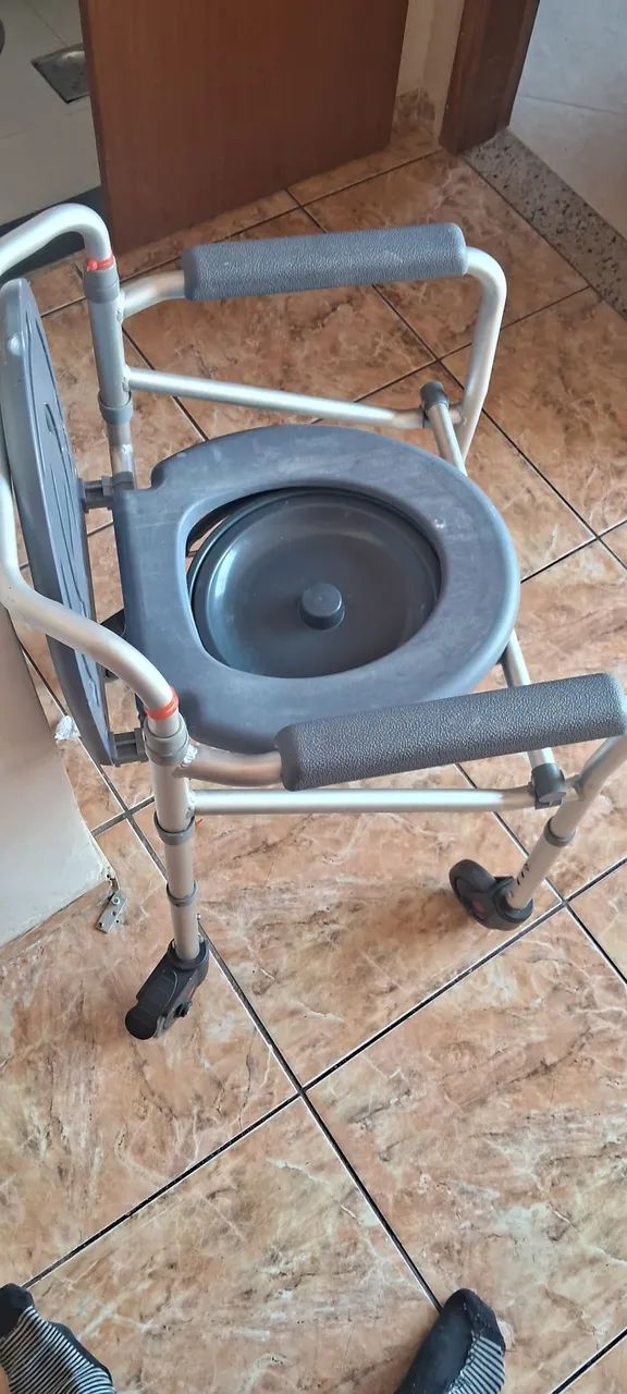 Cadeira de rodas e cadeira de banho  - Foto 5