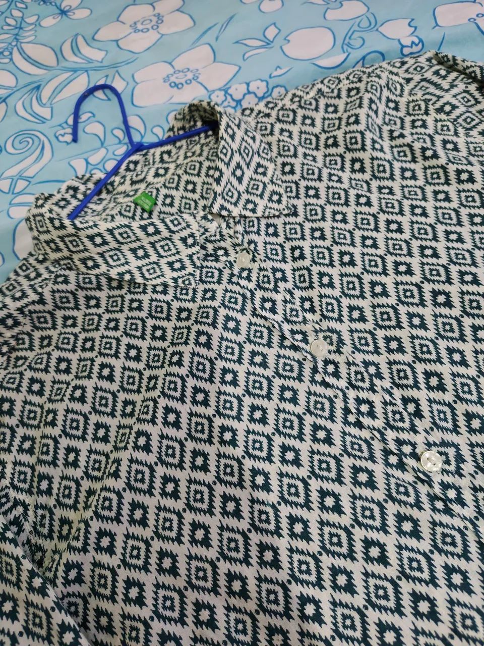 Camisa Benetton grafismos