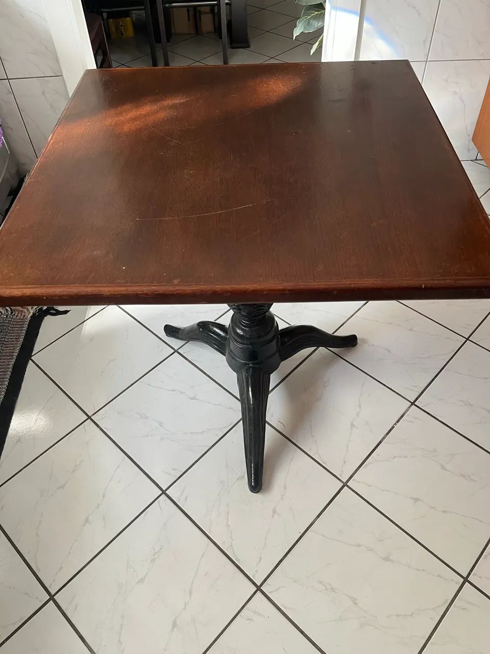 Mesa em Madeira e Pé de Ferro Escupido