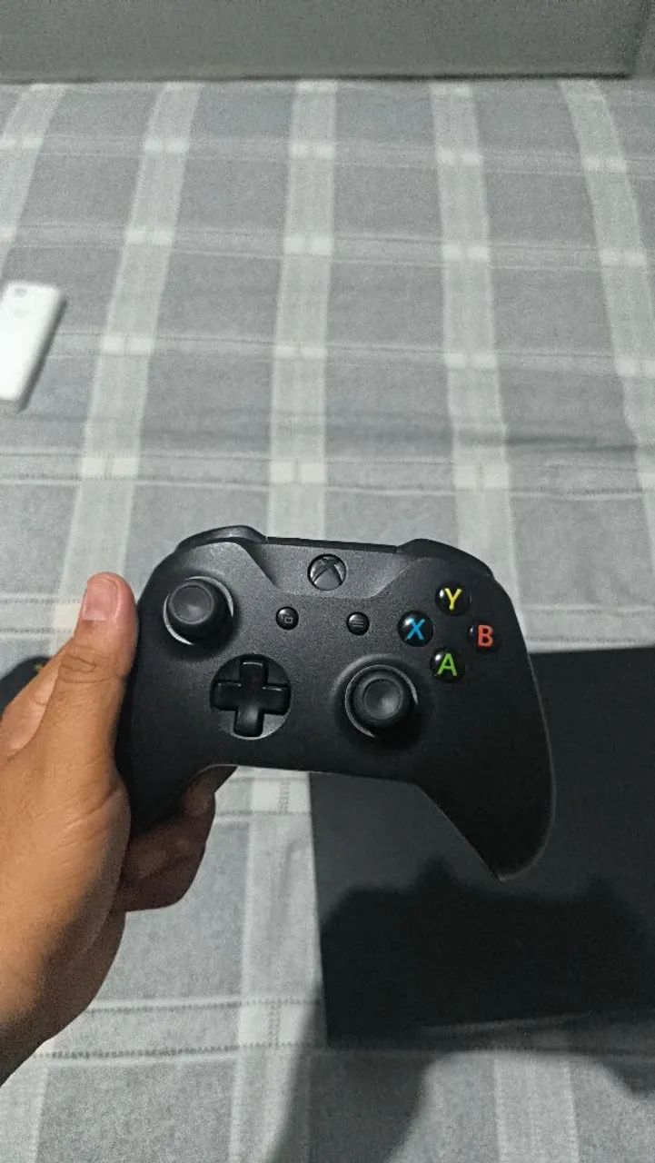 Xbox onex 1TB de memória + 2 controles  - Foto 5