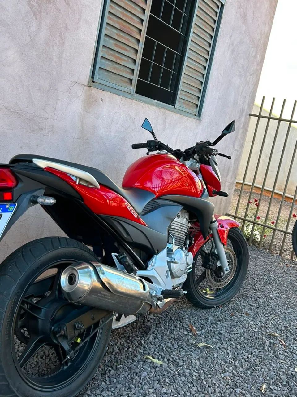 Vende-se cb 300r 2011 