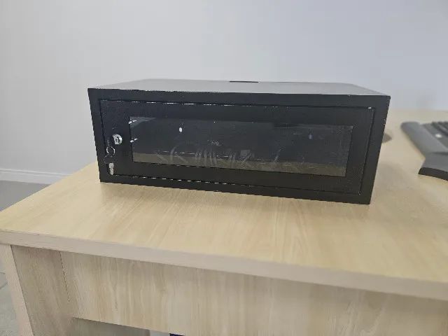 Rack de rede 3U com régua de 8 tomadas