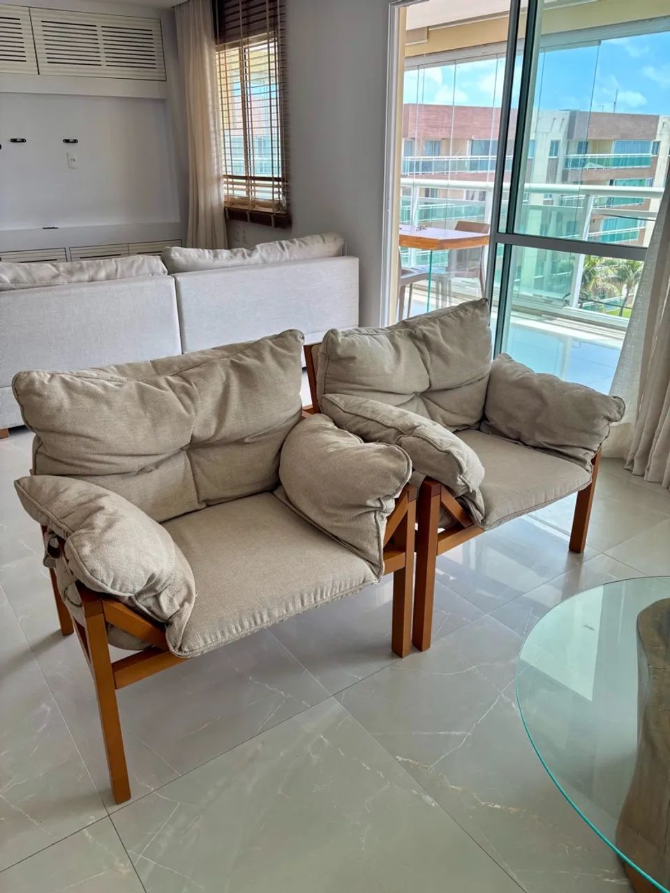 CONJUNTO COM 2 POLTRONAS | MADEIRA E TECIDO BEGE