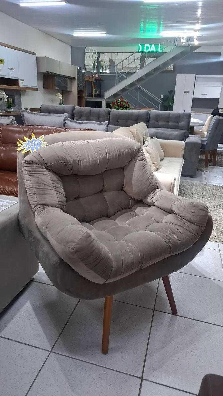 Poltrona com base e pés madeira maciça 