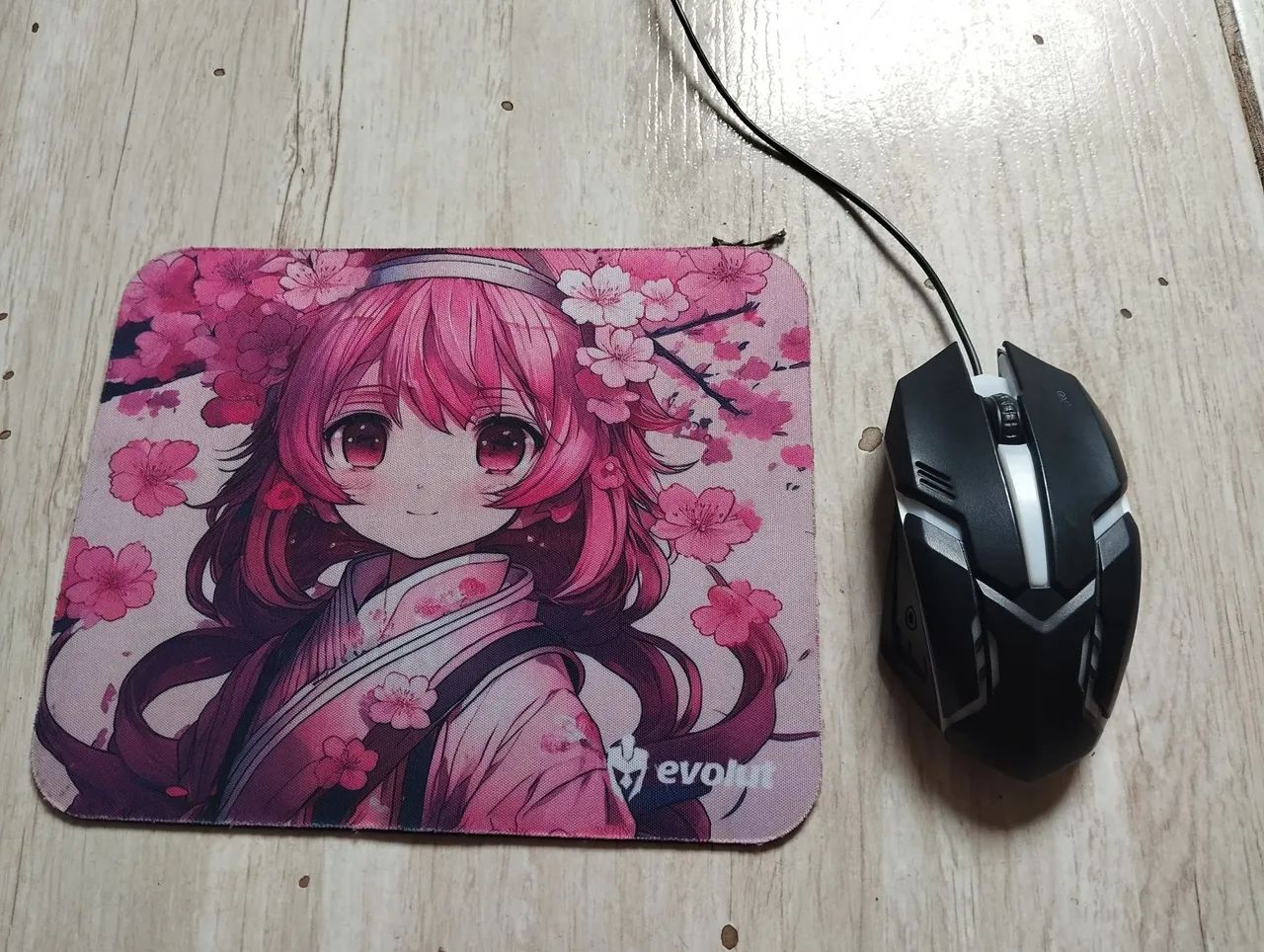 Kit mouse RGB Black e mouse pad feminino 
