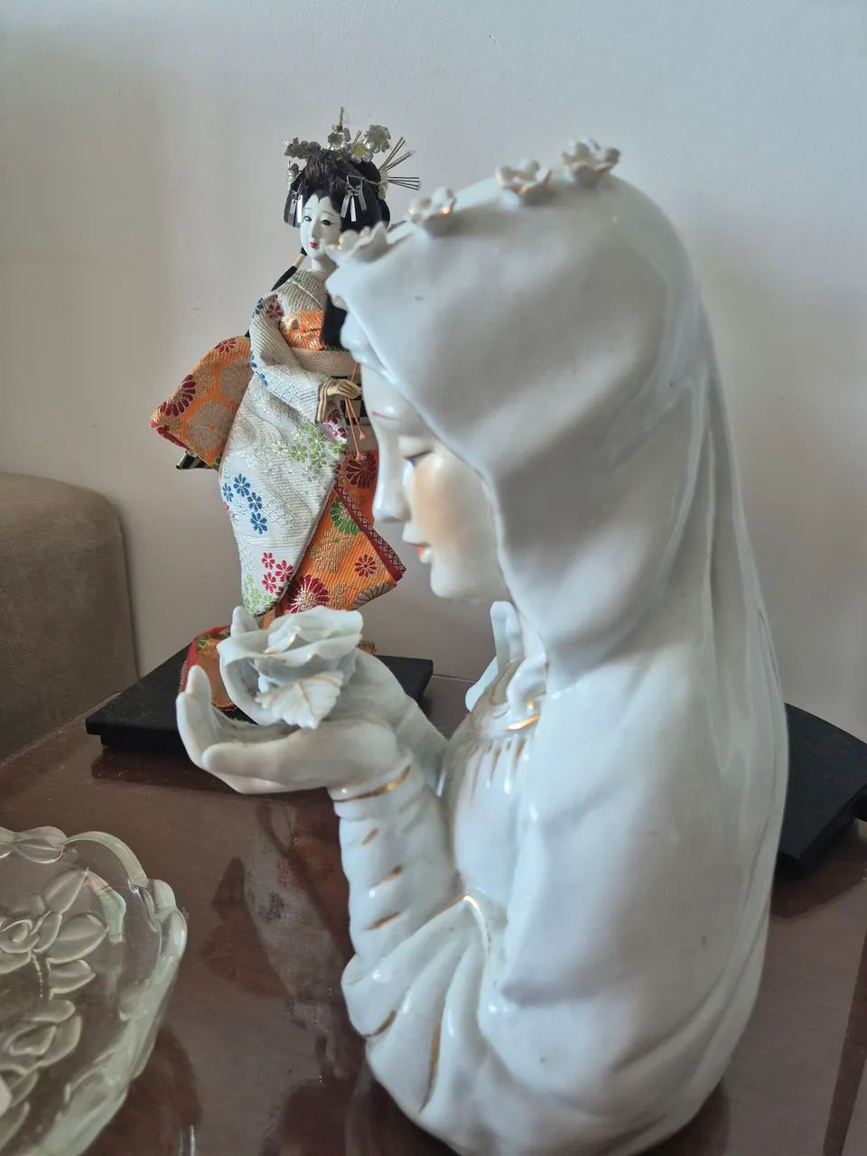 Vende-se imagem de Santa em porcelana  - Foto 3