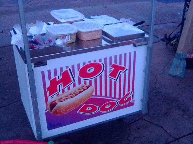 Vende-se carrinho de cachorro quente com tenda