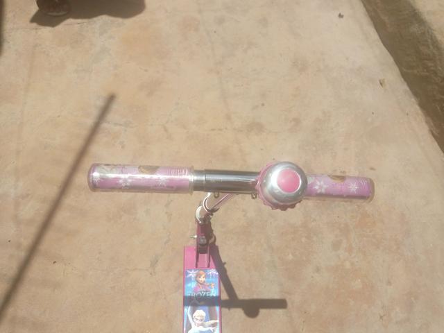 Patinete personagem Frozen - Foto 2