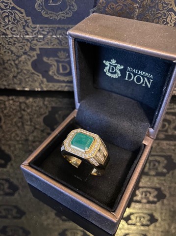 Anel Esmeralda e Diamantes em Ouro 18k 
