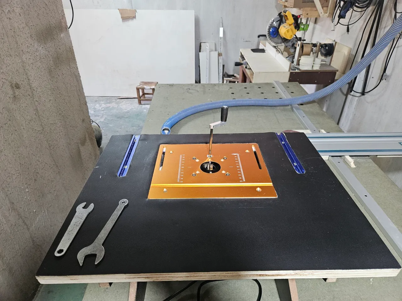 Mesa para tupia completa, placa de alumínio e sistema de elevação.