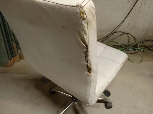 Cadeira de escritório giratória c/ rodas e s/ braços em Couro Ecológico Branco - Foto 6