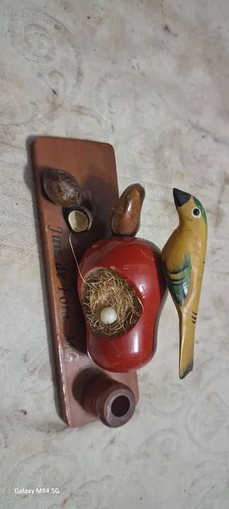 Decoração de madeira com pássaro e ovo