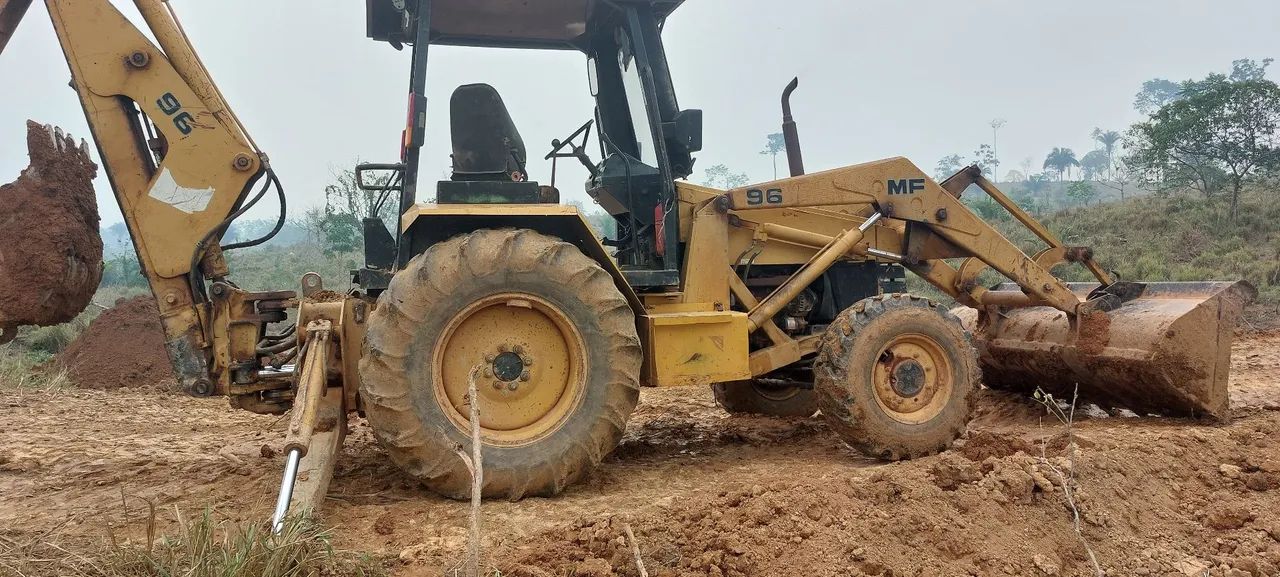 Retroescavadeira MF 96 traçada 2008 - Foto 2