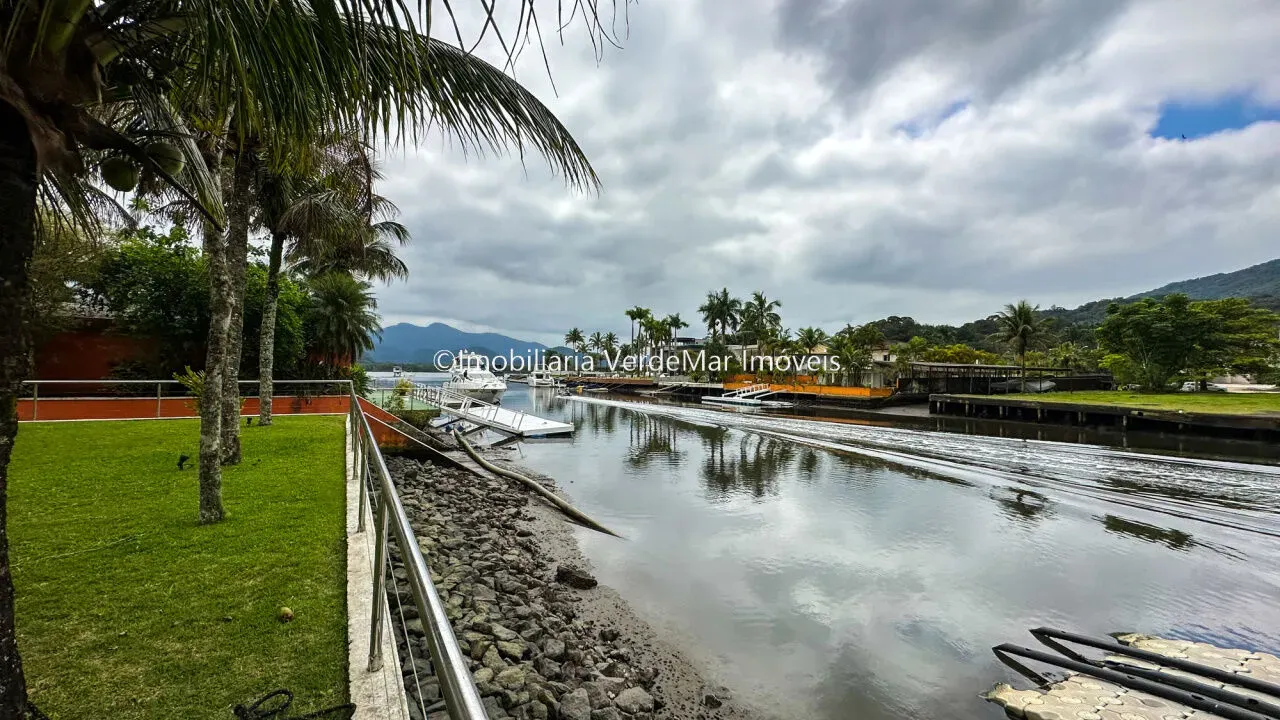 Terreno à venda no Condomínio Marina Guarujá com rampa para barco.