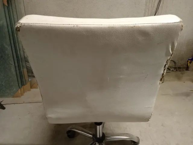 Cadeira de escritório giratória c/ rodas e s/ braços em Couro Ecológico Branco - Foto 5