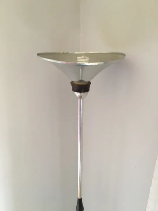 Abajur com cúpula de chão 