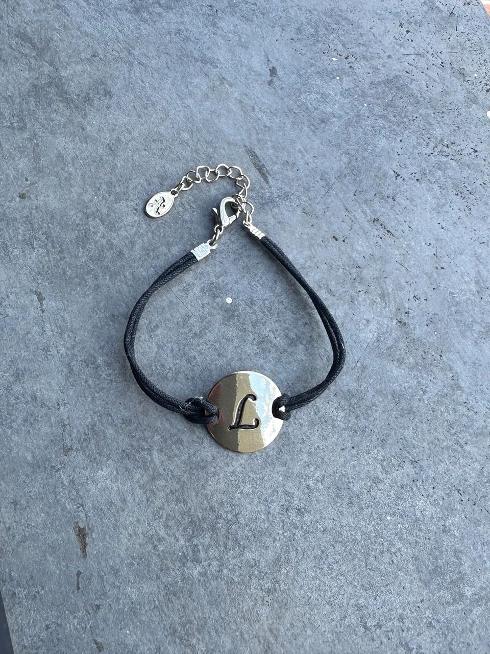 Pulseira com pingente com inicial L - Accessorize