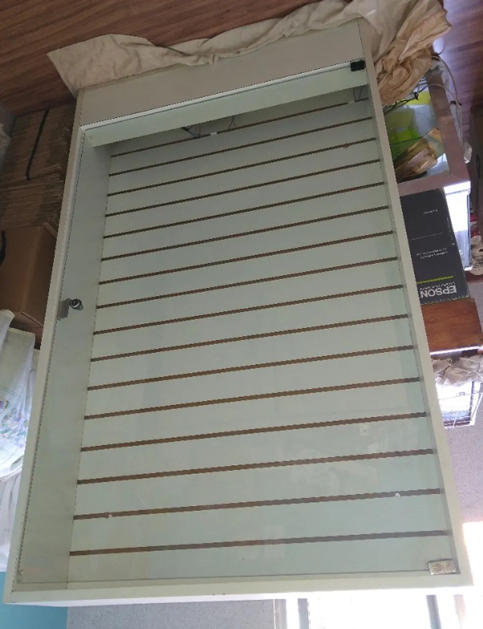 Expositor em MDF Branco com Porta de vidro com Chave e Iluminado com Novo - Foto 5