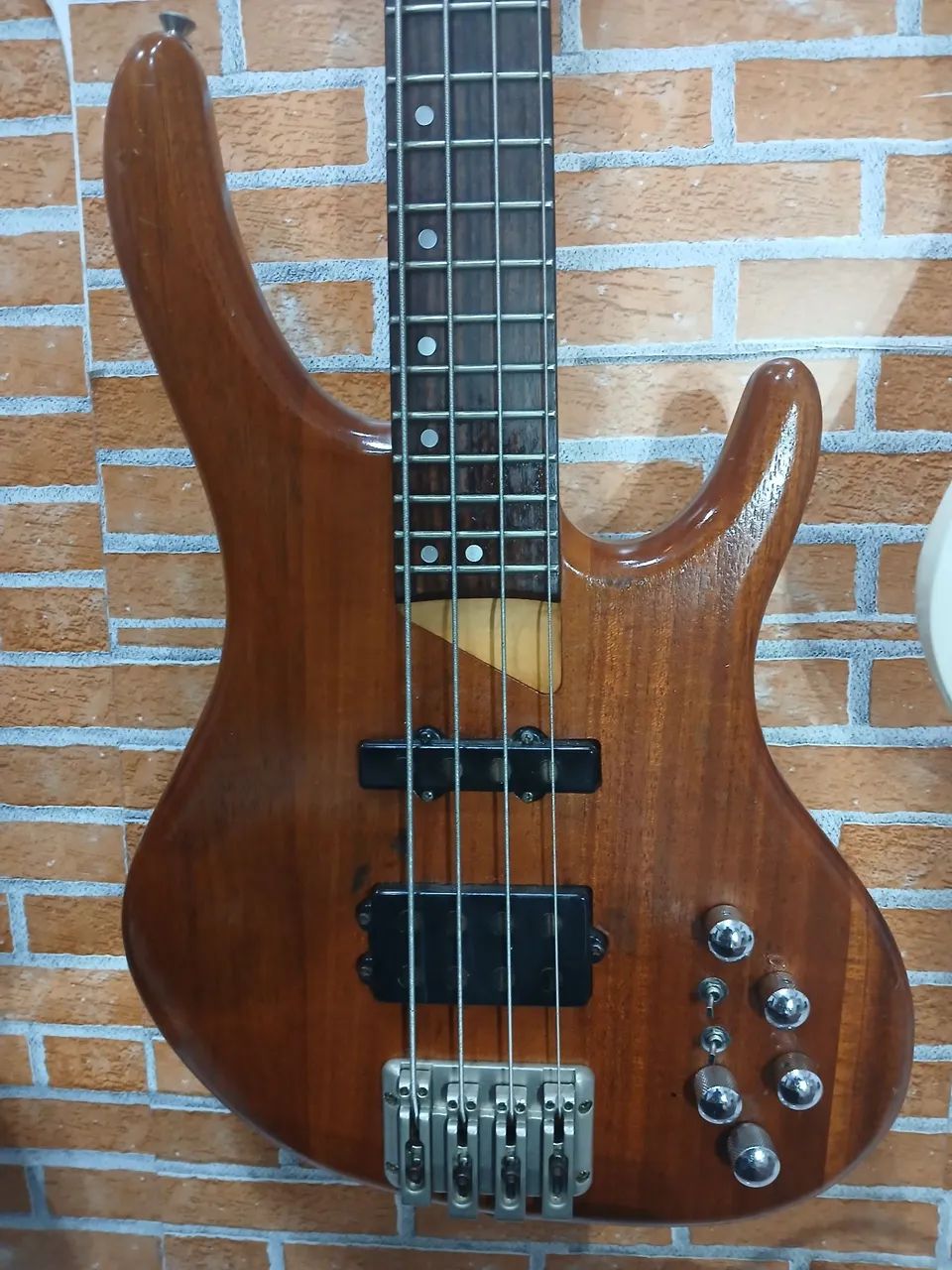 Baixo de 4 Cordas em Madeira ativo washburn 