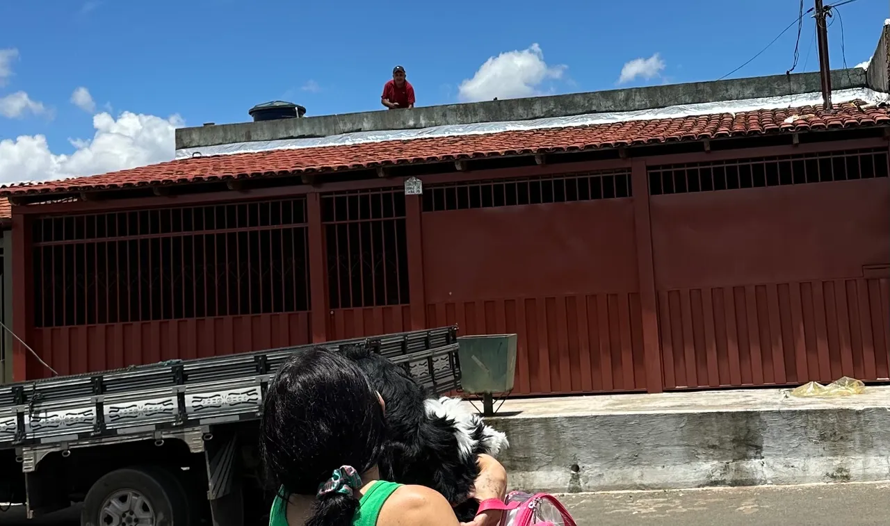 Alugo casa de 3 quartos com barraco quadra 202