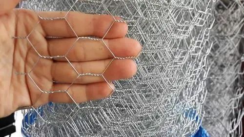 Tela Hexagonal Pinteiro malha de 1 polegada fio 24 1,50m de altura e 50m de comprimento - Foto 4