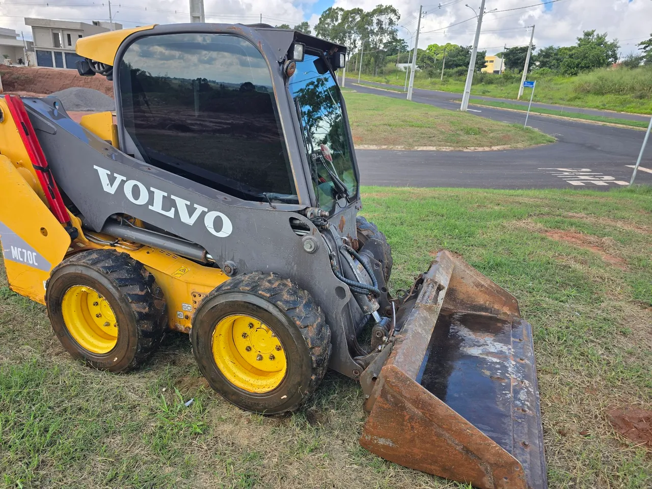 Mini Carregadeira Volvo MC70C - Pronta para o Trabalho!