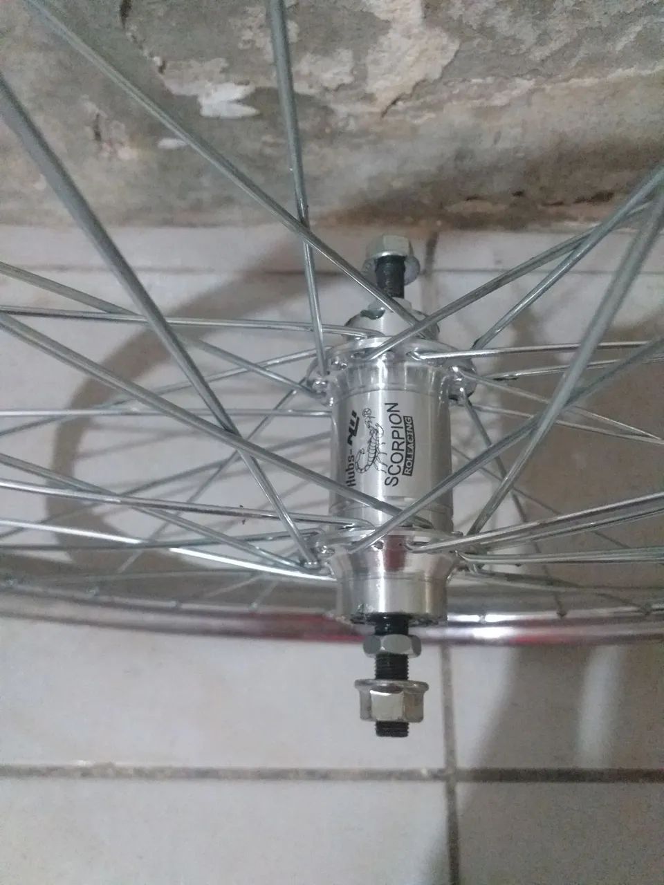 Aro 26 dianteiro de ferro e cubo de alumínio  completos. - Foto 3