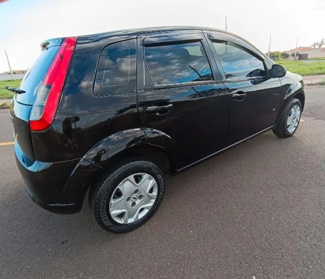Forde Fiesta Hatch 1.0 preto super conservado 