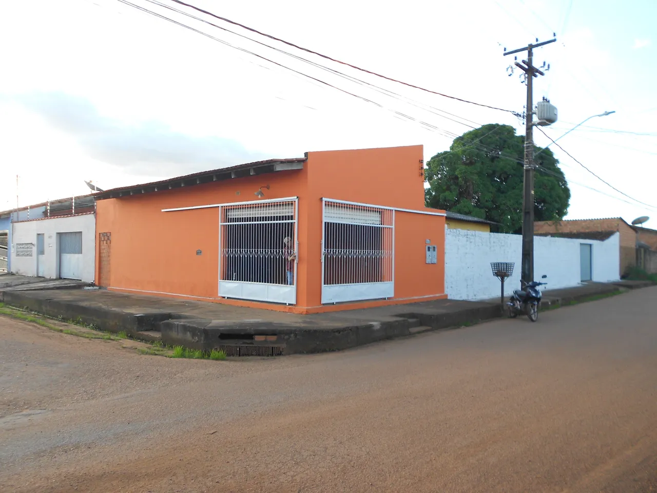 CASA DE ESQUINA NO CONJUNTO JAMARI.