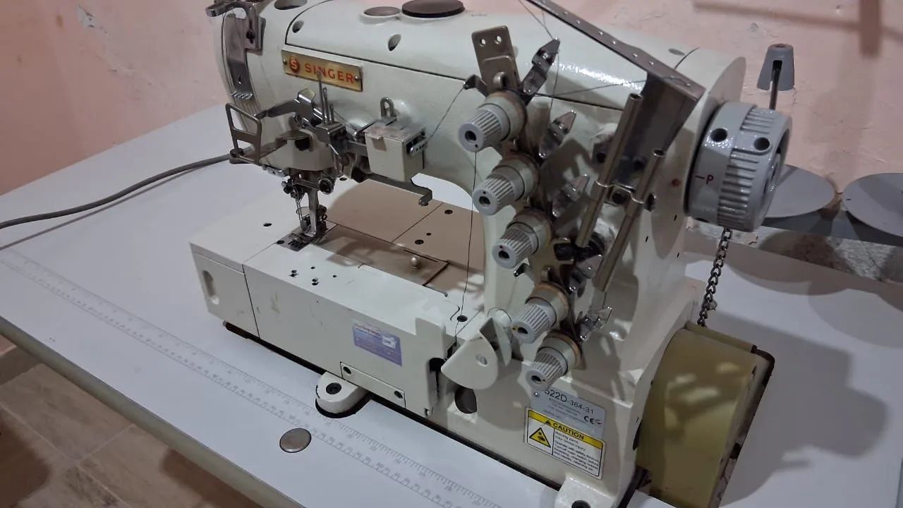 Vende-se máquina Galoneira Singer  - Foto 2