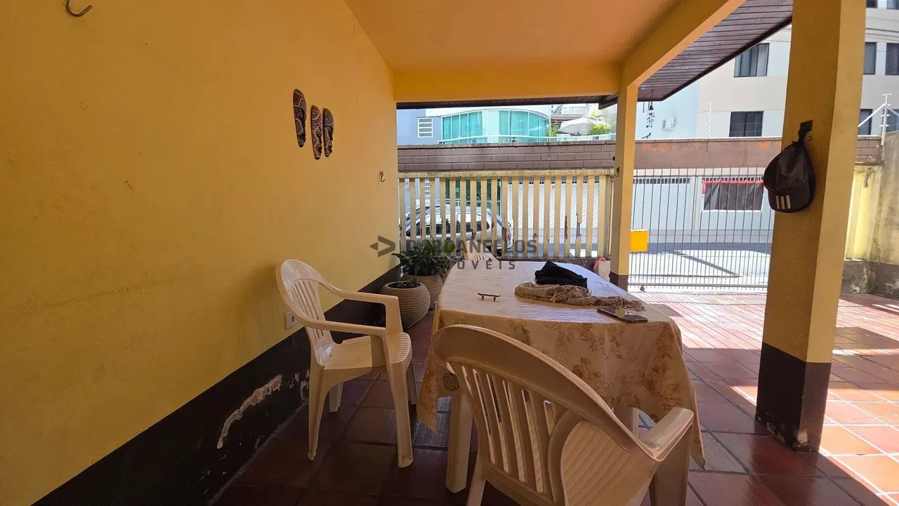 Casa a venda a 400 metros do mar em Balneário Camboríú