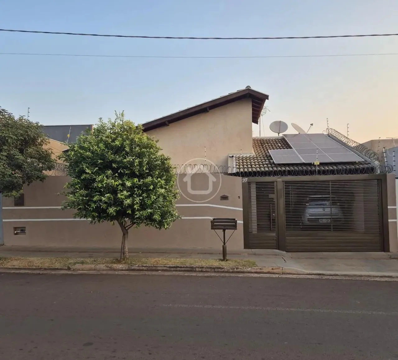 CASA COM 3 DORMITÓRIOS E ENERGIA SOLAR