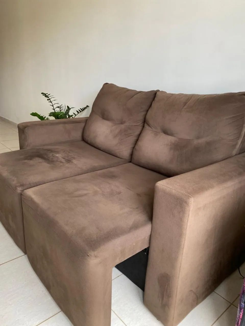 Sofá de 2 lugares, tecido suede na cor marrom - Foto 3