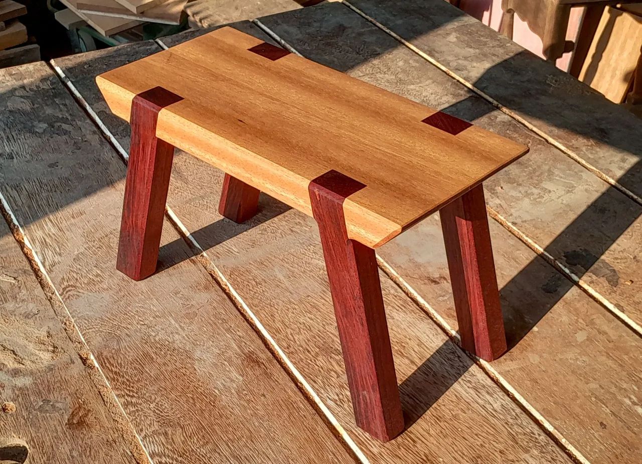 Banquinho de madeira maciça
