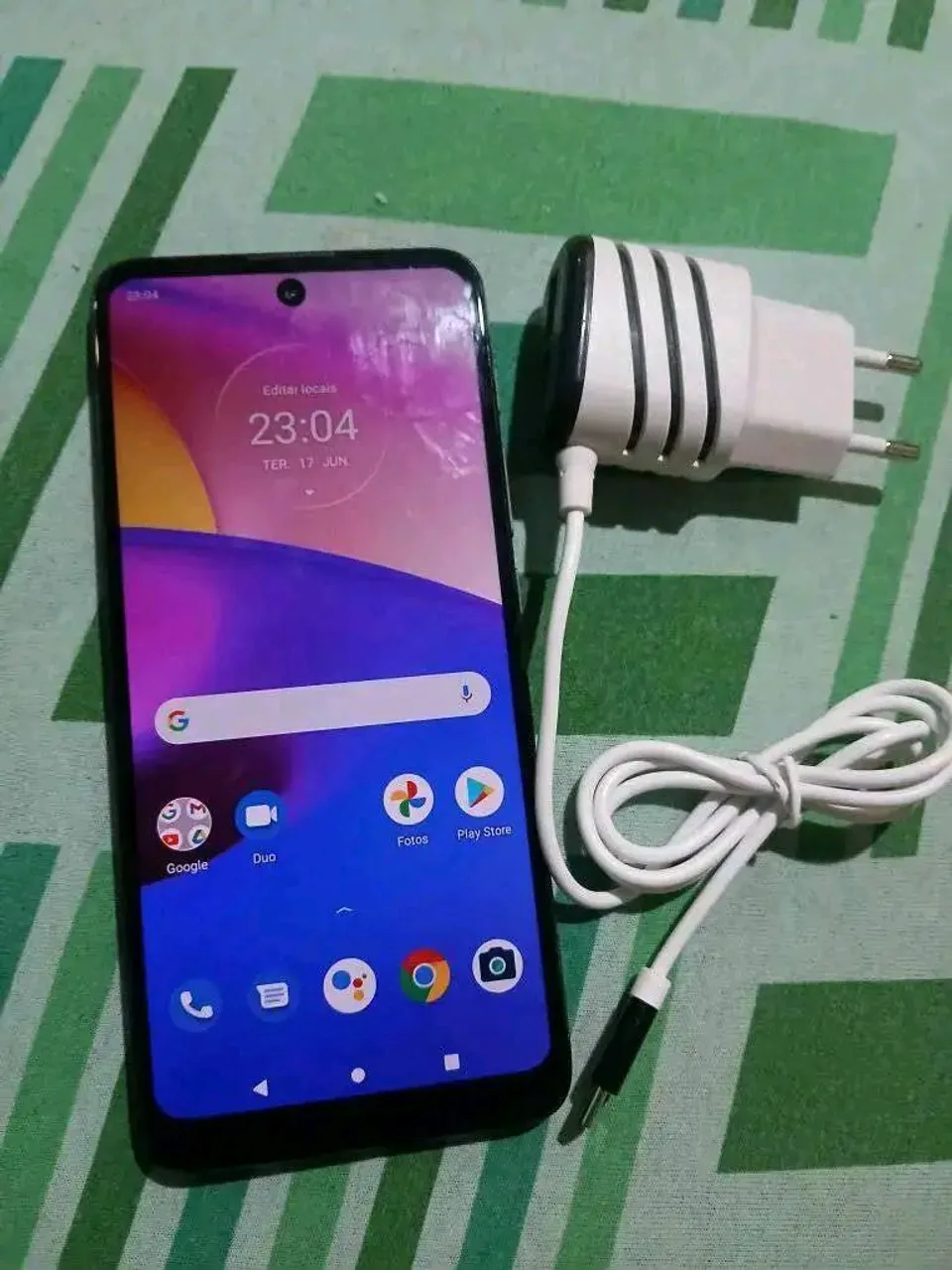 MOTO E40 COM CARREGADOR 300,00
