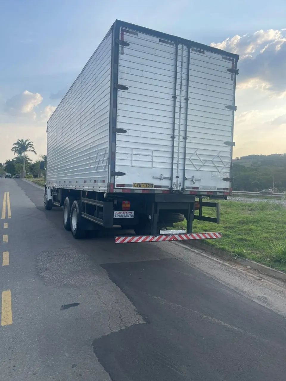 VW -17.210 WORKER TRUCK 6X2 BAÚ -ANO 2001 - Foto 11