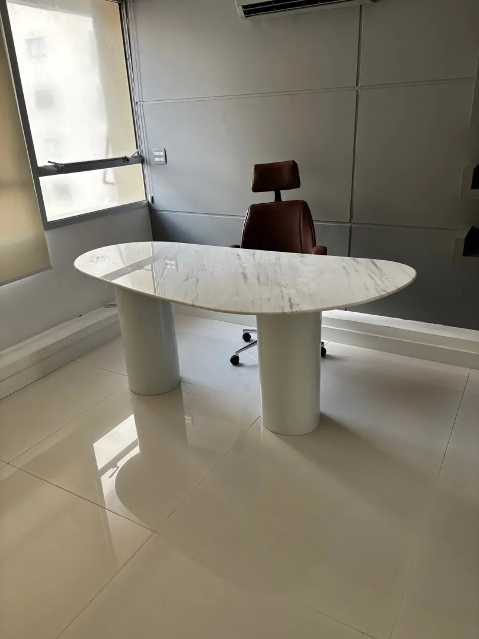 Mesa orgânica medida de 1,80X0,90 tampo mármore Branco extra