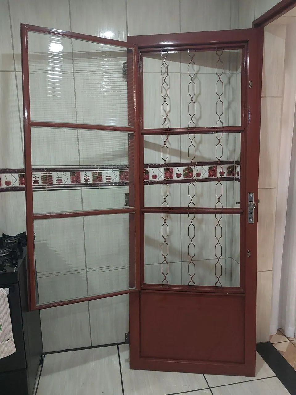 Porta de ferro com vidro e grade com uma chave sem batente - Foto 2