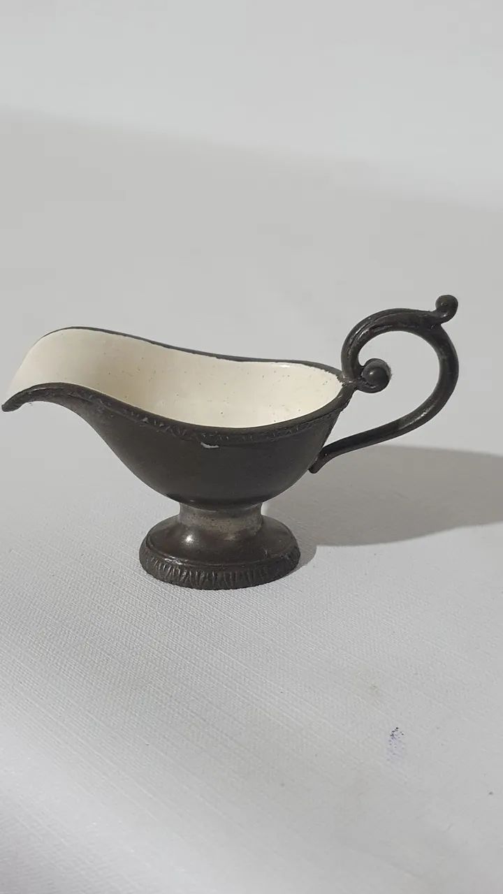 Molheira de metal com interior esmaltado antigo