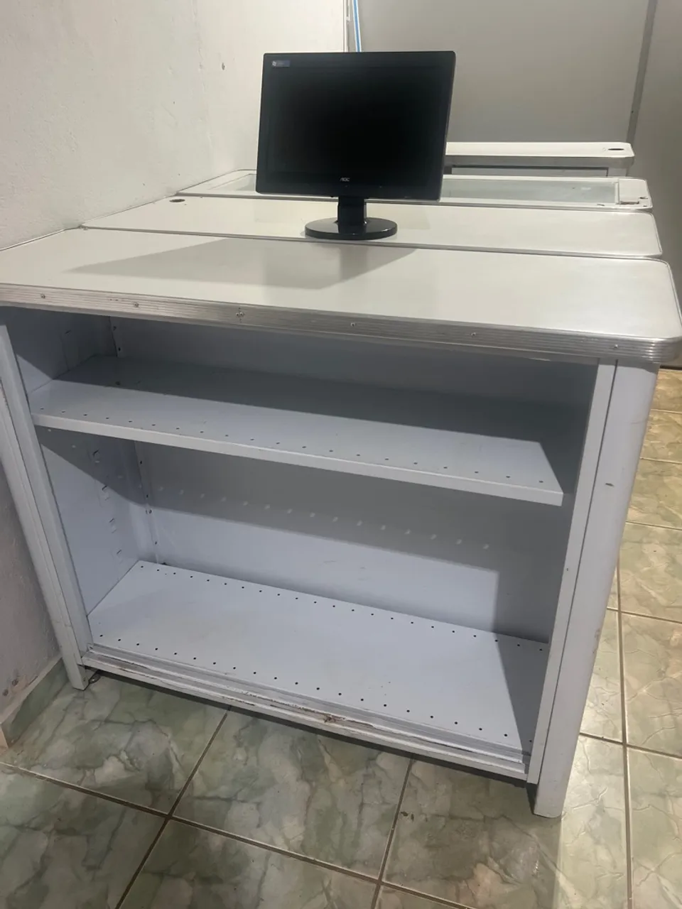 Móvel de Escritório com Prateleiras e Monitor