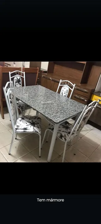 Mesascom quatro cadeiras disponíveis